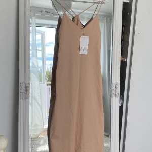 Zara klänning strl S NY! - Klänning från Zara i strl S. Aldrig använd, lappen sitter kvar. Kan även fraktas.
