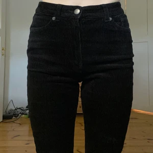 Manchesterbyxor Monki strl 34 - Snygga manchesterbyxor med mom fit. Sparsamt använda :) Pris går att diskutera! Köparen står för frakt.