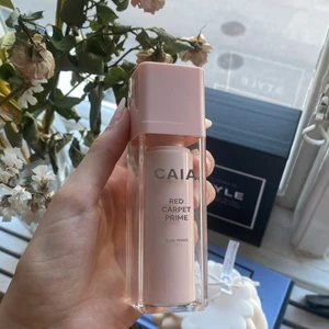 Caia red carpet primer - Knappt andvänd, 2-3 pumps bara så den är som helt ny, finns ej i laget längre hos caia
