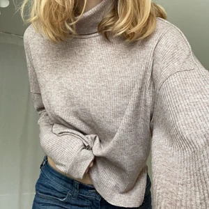 Brun tröja  - Tröja med polokrage och liten slits på vardera sida nertill Använd en gång så i toppen skick. Skriv privat för frågor eller flera bilder. 40kr + frakt 💕