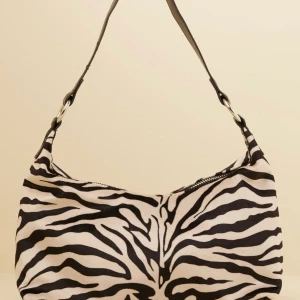 Axelväska  - Nelly liknande väska fast från Gina tricot. Säljer väskan då jag har för många liknande! Trots väskans storlek rymmer den mycket, skriv vid intresse🤍