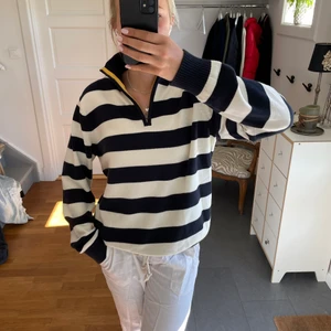 Randig tjocktröja  - Randig tjocktröja men krage och dragkedja. Passar som en M lite oversized 