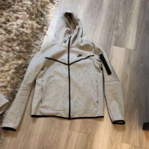 Nike - Nike tech kofta byxorna finns med om man vill köpa strl M på båda och om ni vill ha bilder på byxorna skriv jätte gröna annars styck kostar de 750kr. Båda e jätte fräscha och i bra skick, vid snabb affär kan priset sänkas 