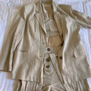 Linneset - Helt nytt set i linne från Nelly. Storlek 36 i kavaj och topp och 38 i shorts. Lappar kvar 