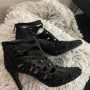 39 - Använda några gånger, försmå för mig nu, nypris 499kr säljer för 200kr, fina till bal, skolavslutningen mm, vill bli av med allt då de är ivägen, köparen står för frakten 💕