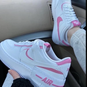 Nike Air Force 1 Shadow White And Pink  - Säljer mina skit snygga Nike sneakers i strl 36 som är köpta i somras, säljer dom för de är tyvärr för små.. använda ett par gånger men ändå i ett snyggt skick, därmed säljer jag dom lite billigare, original pris 2200, mitt pris 600 kr💗💗💗 ops / första bilden är lånad dom andra två är mina bilder!