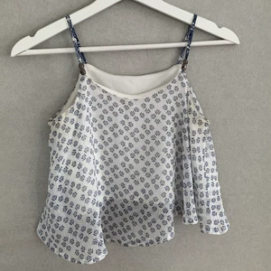 Sommar topp - En jätte söt topp till sommaren har köpt den secondhand så vet inte vilket märke de e då den inte har någon lapp. Den är lite croppad. Kontakta för mer bilder o info💙