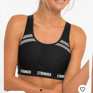 Stronger topp - Säljer denna stronger topp/bh den har kuddar men man kan ta ut de! Köpt för 400 säljer för 199! Storlek XS gratis frakt!❤️❤️
