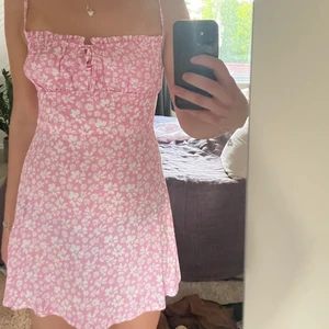 Blommig klänning - Jättesöt kort klänning från Berskha. Säljs då den är alldeles för kort på mig som är 180. Köptes förra sommaren och är aldrig använd. Kan frakta eller mötas❤️‍🔥 Bud från 200 eller köp direkt 350