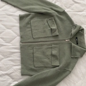 Säljer denna fina jackan/kofta!💓 - Säljer nu min gröna fina jacka ifrån ginatricot. (Knappt använd). jättebra Skick. (Frakt diskuteras vid intresse) (storlek XS)