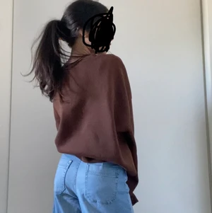 Brun tröja - Säljer denna fina bruna tröjan I storlek M. Tyvärr så är den inte min stil längre. Inga defekter och använda någon gång bara.