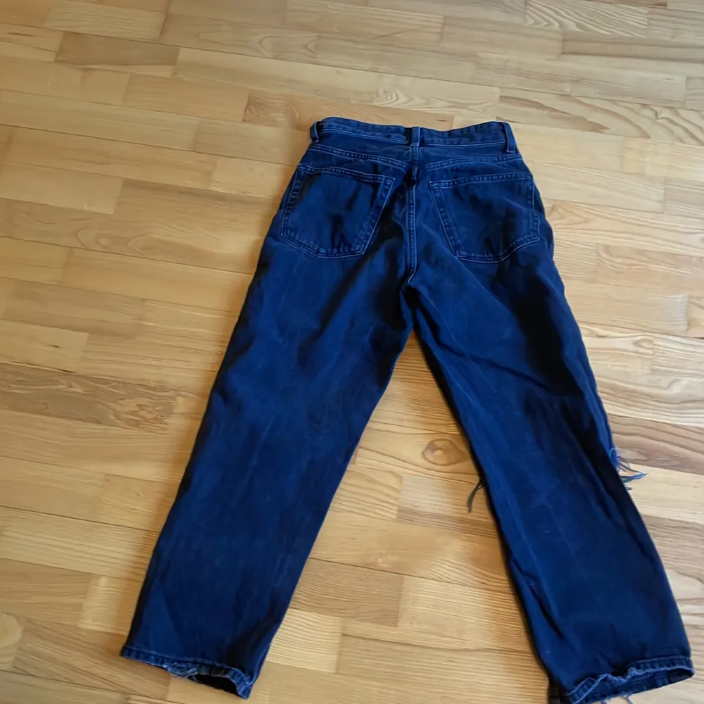 Jeans fån HM storlek 36 jätte sköna och ett hål. Frakt ingår. Jeans & Byxor.