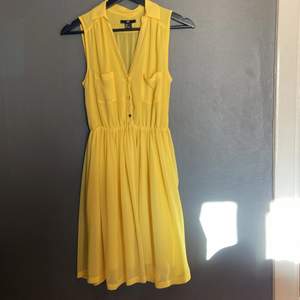 Säljer en gul klänning från hm. Den har både bröstfickor och 2 fickor i kjol delen. 