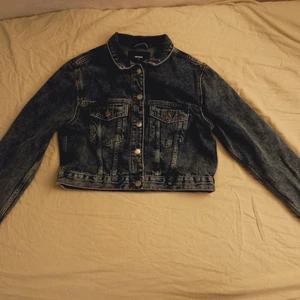 High cut denim/jeansjacka - Sparsamt använd jeansjacka från Bikbok i storlek M. Crop top passform(?)