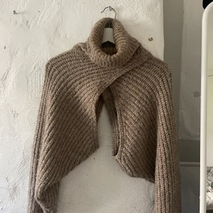 Stickat kofta Zara - Beige stickad halvkofta i bra skick