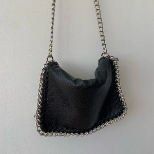 Tiamo Väska - Säljer denna väska då jag tröttnat på den. Tycker den är väldigt fin och rymmer mycket saker, liknar även Stella McCartney väskor💘 den har några ställen där den tappat färg men det syns inte på lång håll💘 köpte den här på Plick!!