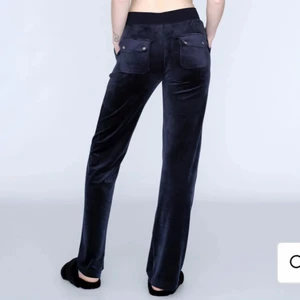 Juicy Couture byxor - Hej! Jag säljer mina juicy byxor i färgen night sky (mörkblå) i storlek xxs. Använda men mycket bra skick! Buda från 700kr. Köparen står för frakten eller möts upp i Örebro 😊 jag är ungefär 160cm och dem är liiite långa på mig. 