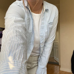 Randig skjorta  - Somrig härlig skjorta från Stockholm. Är i storlek 40 men skulle säga att den är mer 36/38 beroende på hur man vill att fiten ska vara.  Lika snygg att ha knäppt som öppen, perfekt nu inför sommaren💙🌞