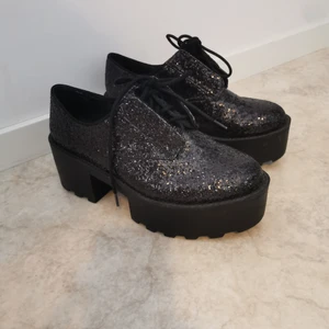 Cheap monday glitterskor - Säljer mina knappt använda skor från Cheap Monday. Frakt ingår ej i priset. 