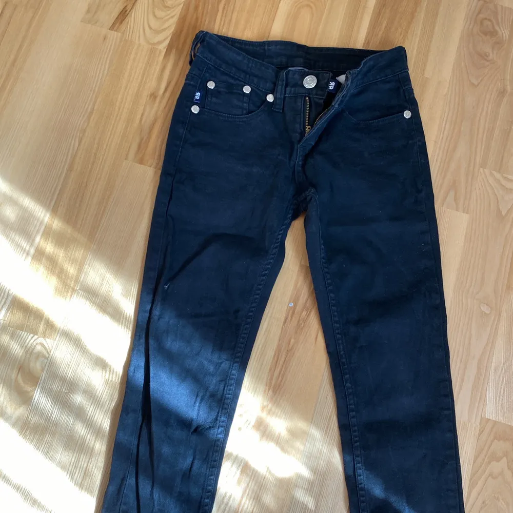 Svarta jeans ifrån Victoria Beckham/ rock&republic! Kronor på fickorna och storlek 25/xs!. Jeans & Byxor.