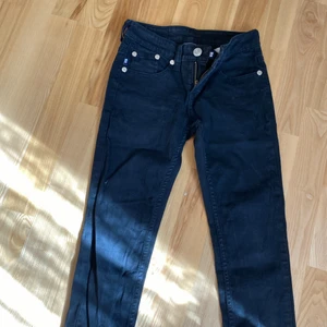 Victoria Beckham jeans! - Svarta jeans ifrån Victoria Beckham/ rock&republic! Kronor på fickorna och storlek 25/xs!