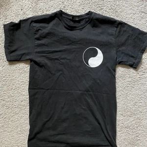 Stussy x ourlegacy  - Stussy x ourlegacy t shirt. Storlek S - skick 8/10 lite sprickor i texten, annars inga problem. Pris 316 inkl frakt! 