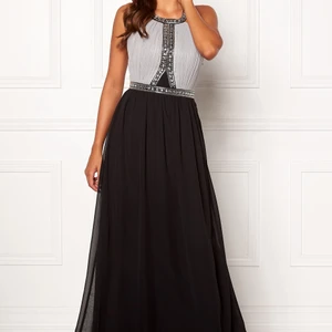 Balklänning Chiara Forthi (Milano) - En balklänning i storlek 38, från Chiara Forthi (Milano). Överdelen är grå med diamanter och underdelen svart. Helt ny och aldrig använd. Frakten är inräknad i priset!😊