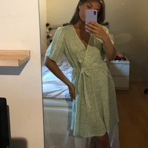 Somrig klänning - En väldigt söt sommarklänning i bomull. Tycker väldigt mycket om den men är lite stor i ärmarna för mig då den är en större storlek.