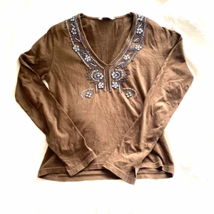 Topp - Brun långärmad topp från Image med fina detaljer där fram! Strl Small