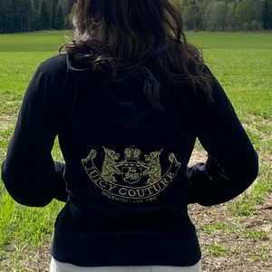 Vintage Juicy Couture Huvtröja strl S - En vintage Juicy Couture huvtröja i strl S men passar även M. Den är i bra skick✨ 280 kr inkl frakt eller budgivning om många är intresserade!