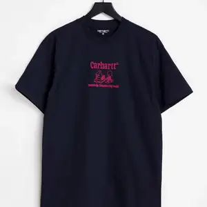 En Carhartt T-shirt i oöppnad förpackning, nyskick. Storlek XL. Nypris: 649kr - Mitt pris: 199kr. Köparen står för frakt. Har du frågor, tvivla inte på att höra av dig! :)