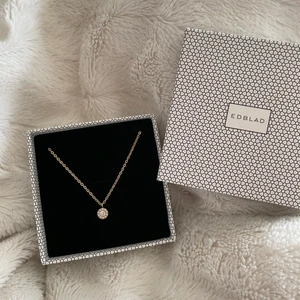 Guld halsband - Säljer detta fina guldiga halsband från Edblad. Halsbandet är helt oanvänt (som ny) då det har legat i denna kartong sen jag fick den, säljer pga att det inte kommer till användning. Frakt tillkommer