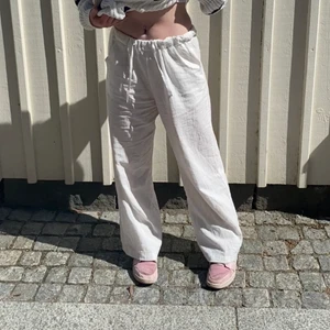Linnebyxor  - Linnebyxor liknande från shein strl M men passar xs/s då dom är väldigt små i strl. Bra skick! Köp direkt för 400 annars lägg bud!