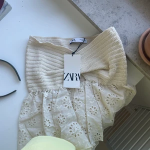 Topp - Säljer denna populära topp från zara i storlek M. Råkade beställa två st och säljer därav den ena. Den är helt oanvänd med prislapp kvar. Frakt på 66 kr tillkommer vid köp, köparen står för frakten💕🌞