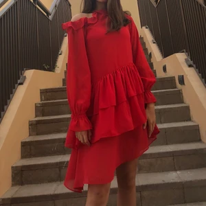 NA-KD Klänning röd strl 34 - Otrooolig klänning med vackra volanger i den mest perfekta röda färgen! Klänningen är i ett tunt och svalt material och har en cut out över vänster axel (se bild). Köparen står för frakt 💃🏽💃🏽💃🏽