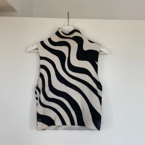 Stickat linne från Zara - Jättesnyggt stickat linne med polokrage från Zara. Köpte i julas och bara använd en gång. Storlek S. 100 kr. Köparen står för frakt.