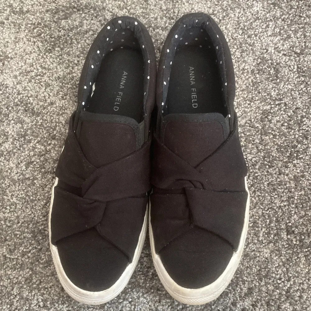 Säljer nu dessa Anna field skor pga att de är för små! I bra skick förutom att de är lite smutsiga på den vita delen (syns på sista bilden). Köptes för 249 och säljer nu för 150 +frakt!💜⚡️🥰. Skor.