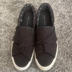 Säljer nu dessa Anna field skor pga att de är för små! I bra skick förutom att de är lite smutsiga på den vita delen (syns på sista bilden). Köptes för 249 och säljer nu för 150 +frakt!💜⚡️🥰