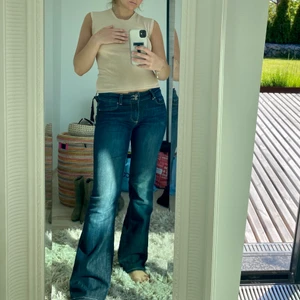 Low Rise bootcut jeans - Mörkblå low/mid Rise jeans. Coola bakfickor med silver hint.