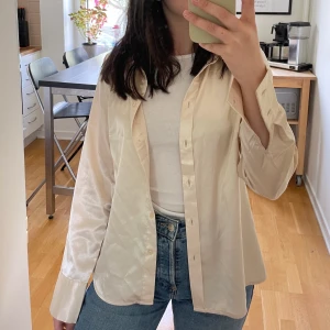 Fin satinskjorta  - Storlek XS från Bikbok. Knappt använd. 