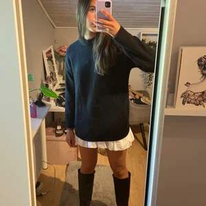 Stickad tröja - Denna stickade tröja som är overzised i modellen är så så fin och jätteskön. Från bershka och slutsåld. Helt ny med prislapp kvar! Säljer för 250+frakt. (Kollar intresset)❤️