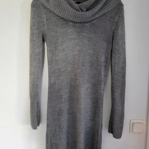 Lång stickad tröja - Grå lång stickad tröja med rejäl krage från H&M i strl S