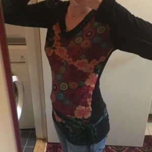 Desigual tröja - Fin tröja från desigual. Aldrig använd, bra skick. Köpt på Erikshjälpen. Ganska lång (kolla bilderna) går liksom ner en bra bit över rumpa. Med en rosett på sidan. V- ringad. Skulle säga XS eller S beroende på hur tajt man vill ha den. Frakt tillkommer ❣️