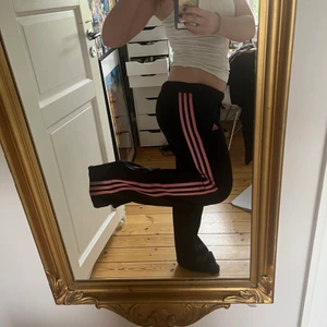 Adidas byxor - Jättesnygga adidas byxor i bra skick använder dock inte så mke. Är inte jätte low waist men går att ha lågmidjade om man viker ner resåren