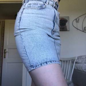 Ljusblå jeans kjol från H&M i storlek M. Den är figursydd och slutar ett par centimeter över knäna. Fickor runt om.