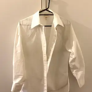 Vit skjorta från H&M med storlek xs, väldig oversize kan passa till och med L. Säljer den för 70kr