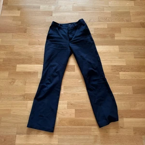 Kostymbyxor  - Dessa kostymbyxor säljer jag då de inte kommer till användning längre. Jag är 1,70 och dom sitter bra på mig . Byxorna slutar ungefär över hälen💗 frakt tas privat 💗