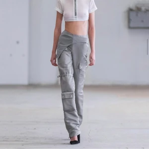 Heliot Emil cargo pants - ”Cargo pants” från Heliot Emil i storlek 36/S. Använda max 2 gånger så i toppskick! Häftigt material och verkligen superfin kvalite🥺 Nypriset är 3670kr och säljes nu för 1200kr.  Egna bilder kan skickas såklart💘