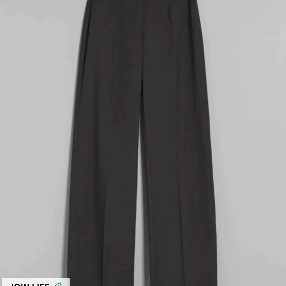 Mörkgrå kostymbyxor från bershka i storlek 36, köpta här på plick i nyskick med prislapp kvar och säljer vidare då de ej satt som jag ville❤️ . Jeans & Byxor.