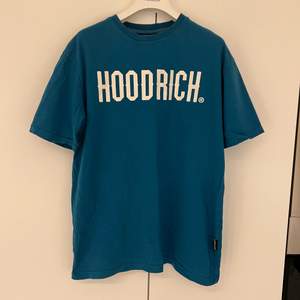 Säljer denna snygga hoodrich t shirt - perfekt till sommaren. HELT NY, aldrig använd. Nypris 500kr säljer för 249kr. Storlek small. Skickas spårbart. Mvh